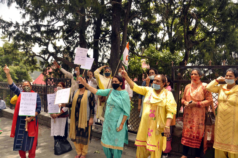 Activists of Shimla Nagarik Sabha protest against hike of water,electricity charges