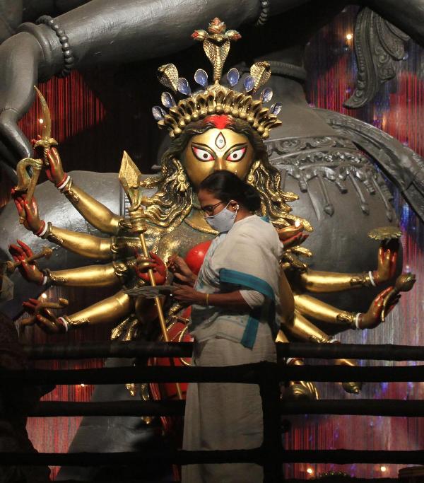 Mamata Banerjee performs Goddess Durga's 'Chokkhudaan' at Kolkata's Chetla Agrani Club