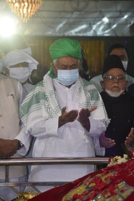 Bihar CM Nitish Kumar offers prayers at High Court Mazar in Patna