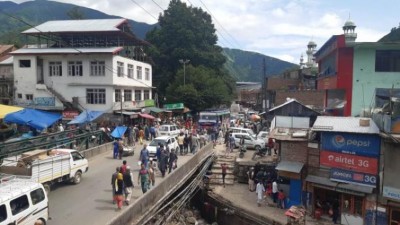 Mysterious blast leaves three hurt in Srinagar