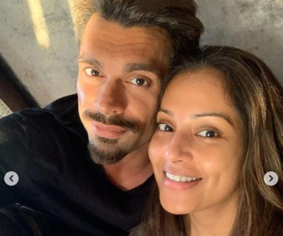 Social Distancing due to COVID 19: Bipasha Basu-Karan making most of the moments, watch Harry Potter movies