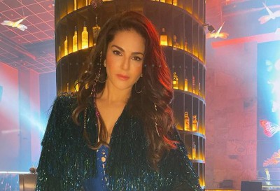 Bollywood glamour back in Sunny Leone's life, shares image