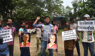 LJP activist protest against Samajwadi Party MP Jaya Bachchan in Patna