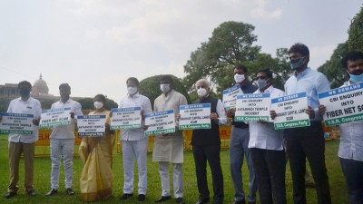 YSRCP leaders demonstrating for CBI inquiry into fiber net scam