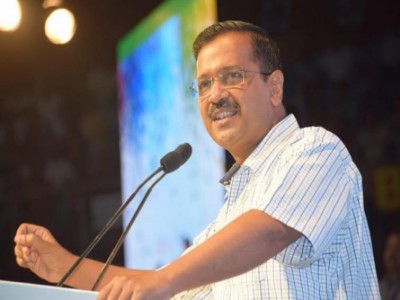 Kejriwal meets Amit Shah, discusses issues related to Delhi