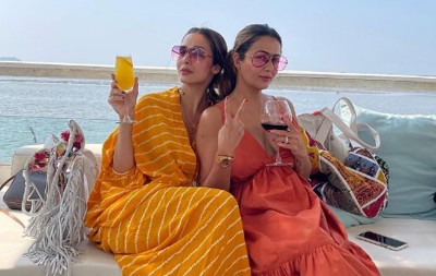 Malaika Arora, Amrita enjoying their beach holiday