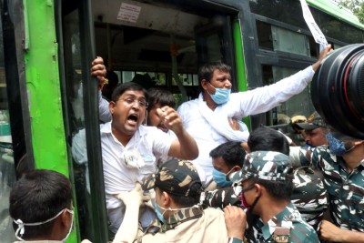 Congress' protest near Prakash Javadekar's residence