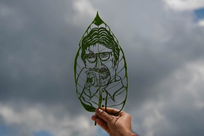 Leaf artist Subham Saha creates Bachchan's portrait