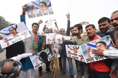BJP activists burn effigy of Mamata Banerjee in Patna