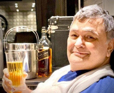 'End of our story', says Neetu Kapoor sharing late Rishi Kapoor's picture online