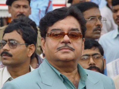 'Acknowledge, appreciate & applaud you' Shatrughan Sinha's praise for Narendra Modi for evacuating Indians from coronavirus hit China