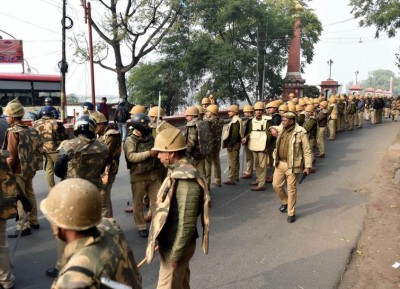 Police attempt to clear key road blocked by anti-CAA protesters in Delhi's Jaffrabad