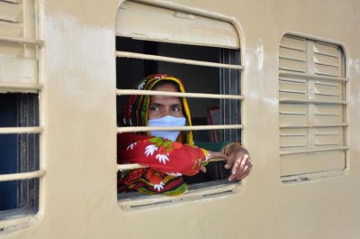 K'taka govt cancels spcl trains for migrants, oppn asks 'are they bonded labourers'?
