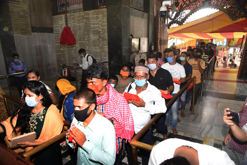 Patna: People wait to enter Mahavir Temple