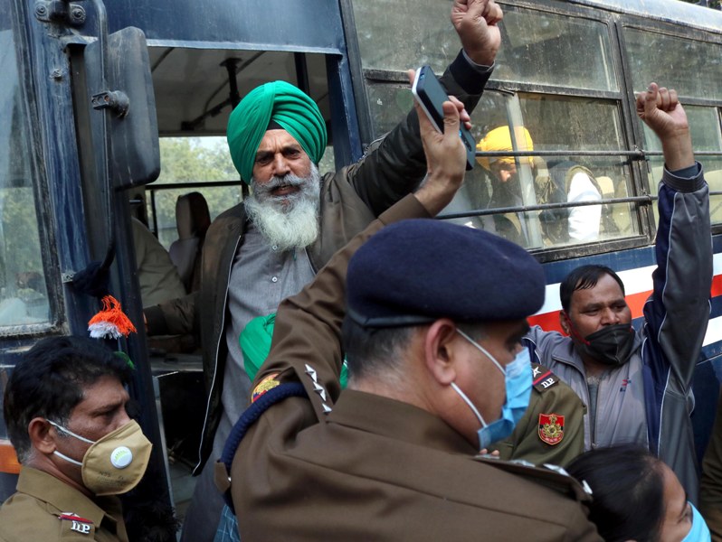 Farmers under the banner of Sanyukt Kisan Manch assemble at Jantar Mantar