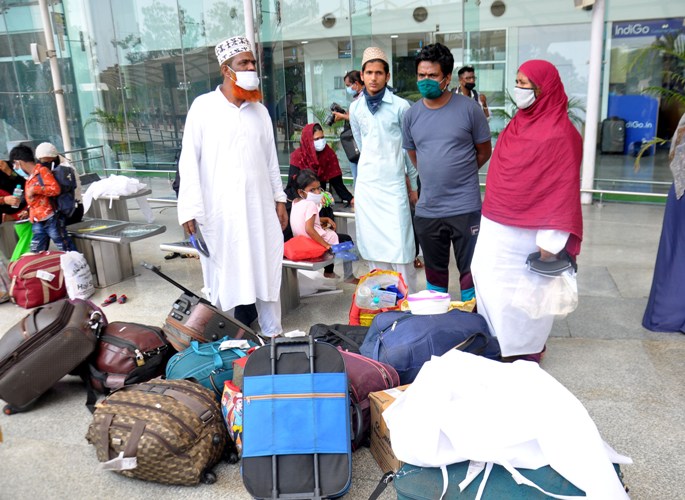 Migrant workers arrive at Lucknow in special flight arranged by Amitabh Bachchan