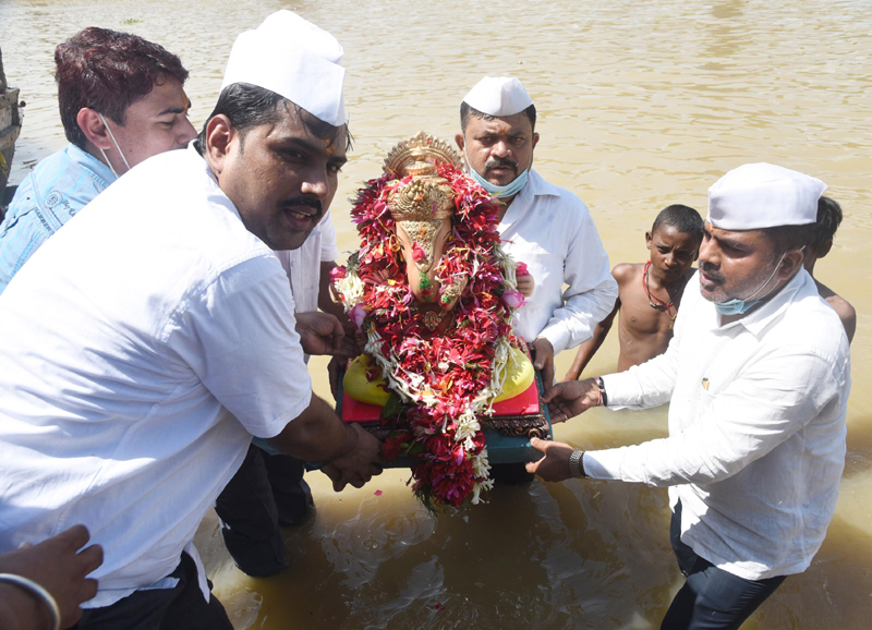 Lord Ganesha immersion: Maharashtrian performing Jal Abhishek