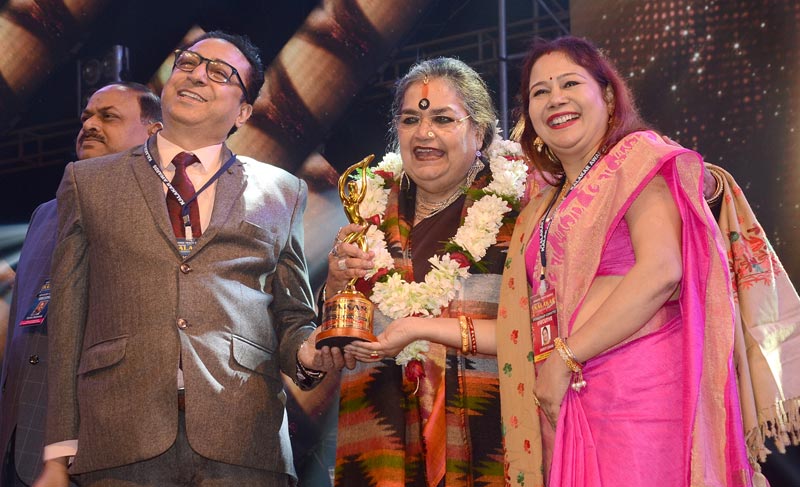 A galaxy of stars turn up at the Kalakar Awards 2020