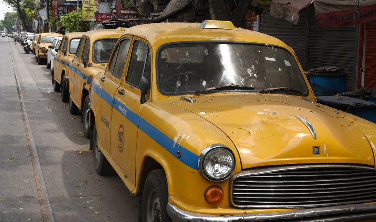 People takes bath in Ganges to beat Kolkata's heat
