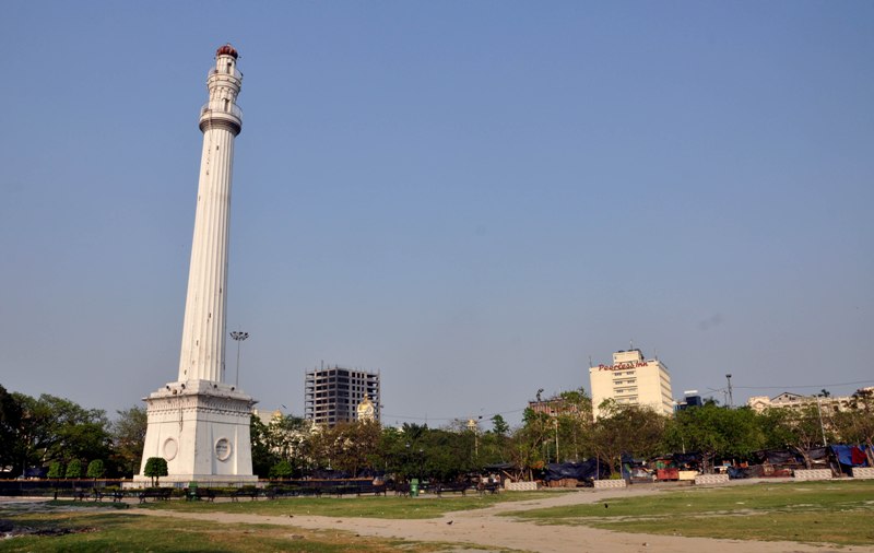 Kolkata in Lockdown: Deserted streets of downtown area and people in markets