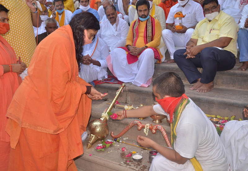 Sadhvi Ritambhara performing puja in UP's Mathura before leaving for Ayodhya