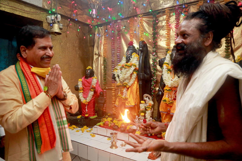 Minister of state for Railways Suresh Angadi performing pooja at Sabari Pond
