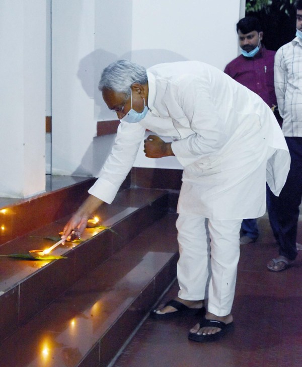 Nitish Kumar lights candle in Patna on Diwali