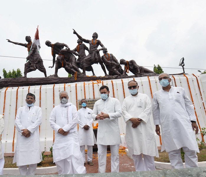 Tejashwi Yadav pays tribute to martyrs of Quit India movement