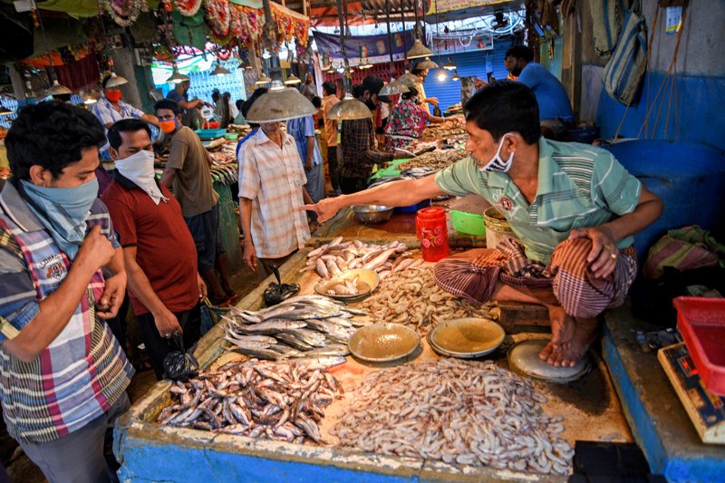Kolkata in Lockdown: Deserted streets of downtown area and people in markets