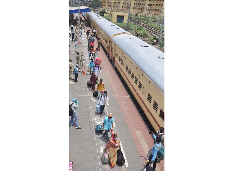 Migrant workers arrive by Shramik special train to West Bengal