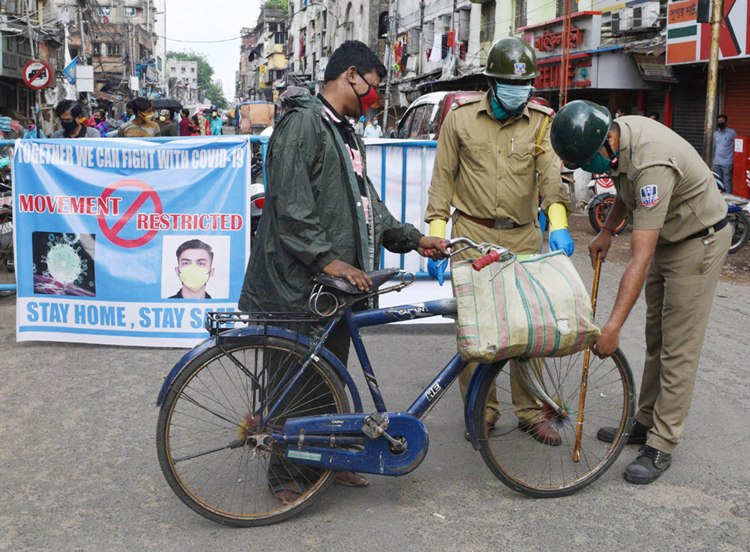 People getting screened in WB's Howrah by police during Coronavirus lockdown
