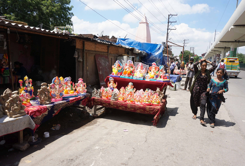 Ghaziabad: Road side vendors selling Lord Ganesh idols