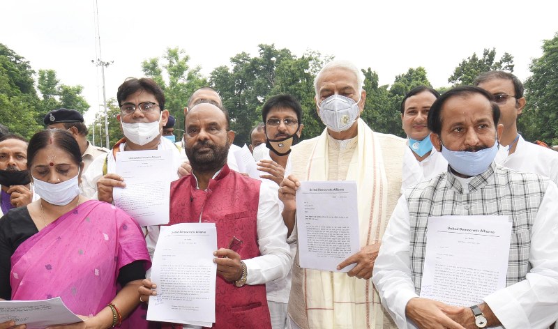 Yashwant Sinha hands over memorandum to Bihar Guv over Bihar flood