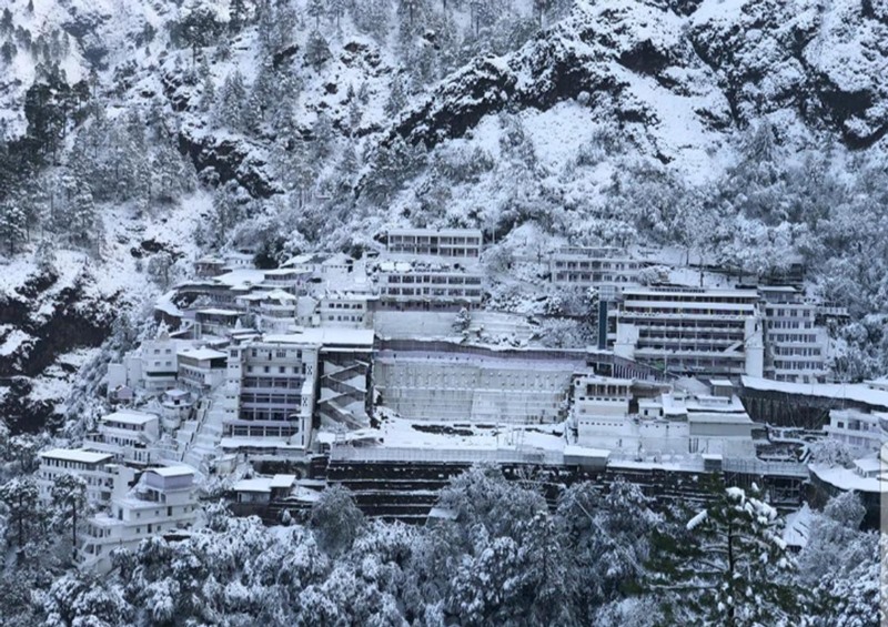 Kashmir: Heavy snowfall in Kud area of Udhampur