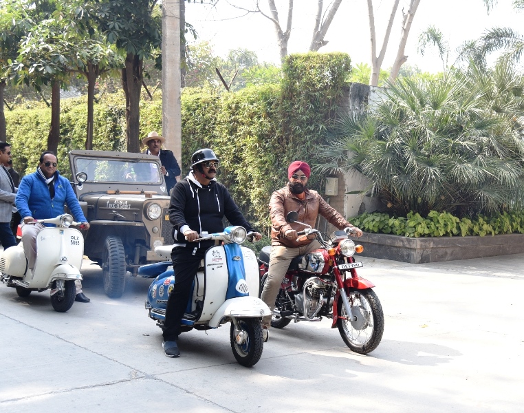 Gurugram keeps Valentines date with vintage cars while spreading vaccination awareness