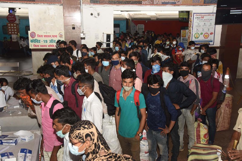 Migrants arriving from Pune queue at Patna station for Covid test