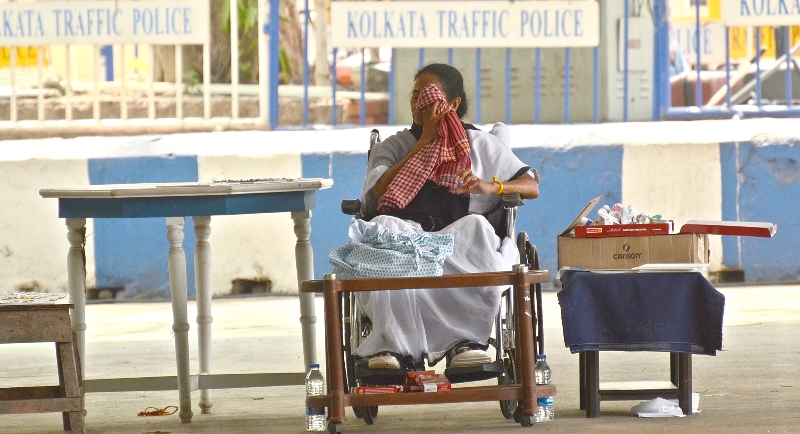 Mamata Banerjee holds dharna in Kolkata protesting EC ban on her poll campaign