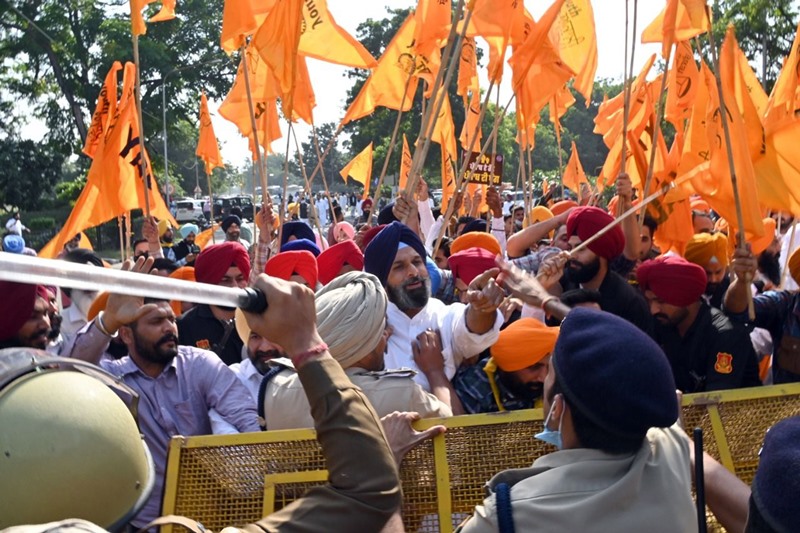 Police resorts to lathicharge on Shiromani Akali Dal workers during gherao of Punjab CM's residence