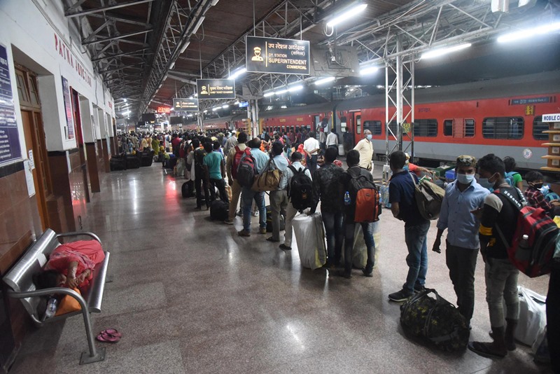 Migrants arrive in Maharashtra in Patna