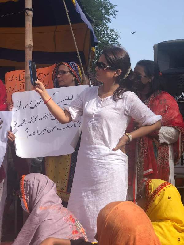 Imran Khan 'few clothes' remark: Women demonstrate in Karachi