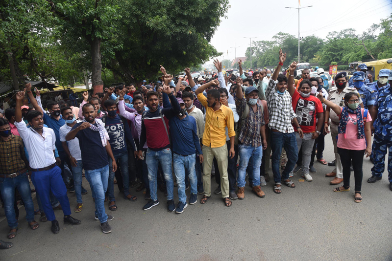 Patna: TET qualidfied candidates demonstrates for permamnent jobs