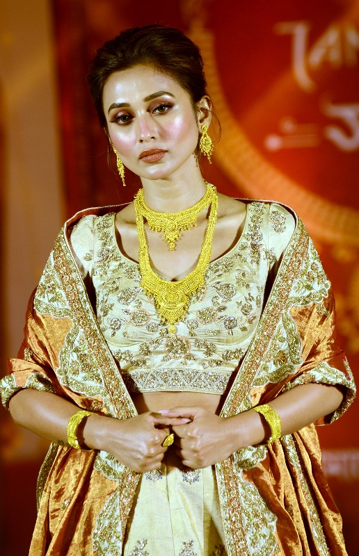 Mimi Chakraborty unveils Tanishq’s exclusive Pujo collection Shaaj