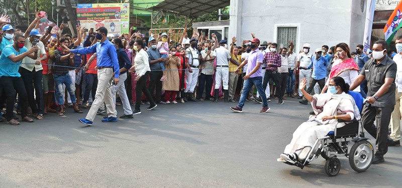 Bengal Polls 2021: Mamata Banerjee holds roadshow in Kolkata
