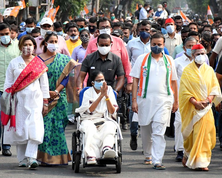 Bengal Polls 2021: Mamata Banerjee holds roadshow in Kolkata