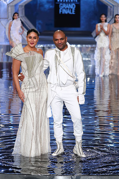 Lakme Fashion Week: Kareena Kapoor Khan scorches the ramp