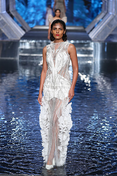 Lakme Fashion Week: Kareena Kapoor Khan scorches the ramp