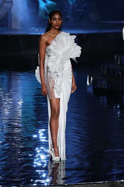 Lakme Fashion Week: Kareena Kapoor Khan scorches the ramp