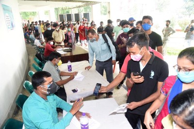 India continues to see dip in COVID cases, reports 43,071 new infections