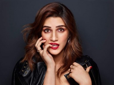 See how Kriti Sanon's face changes with mood