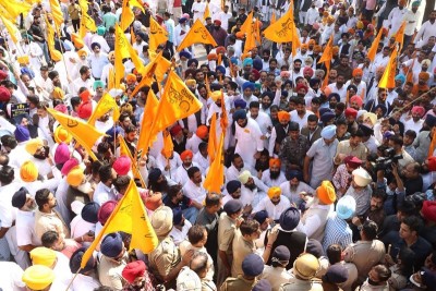 Police resorts to lathicharge on Shiromani Akali Dal workers during gherao of Punjab CM's residence